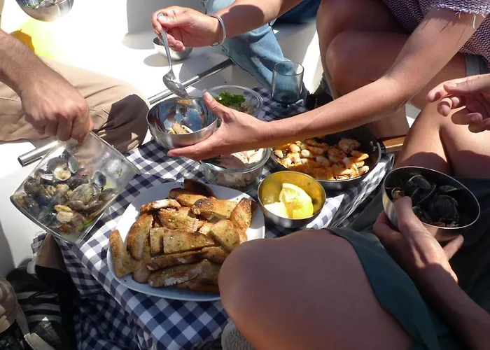 70's Tiny Boat Botel *