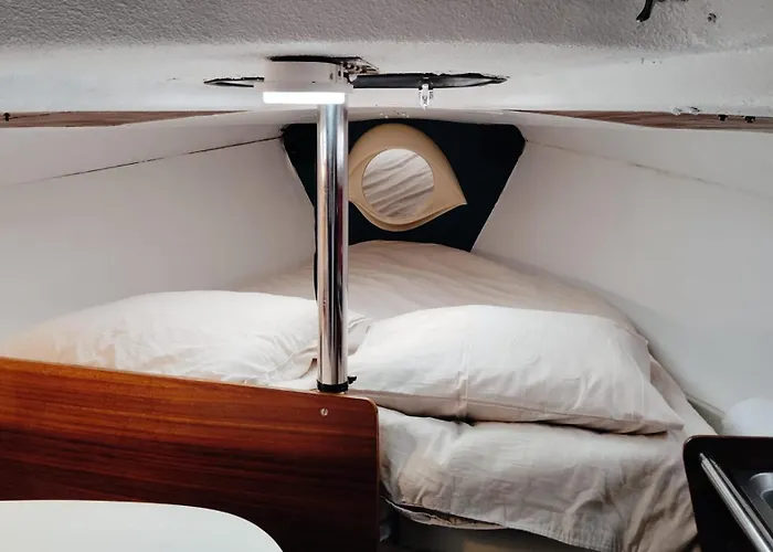 Botel 70's Tiny Boat Lissabon