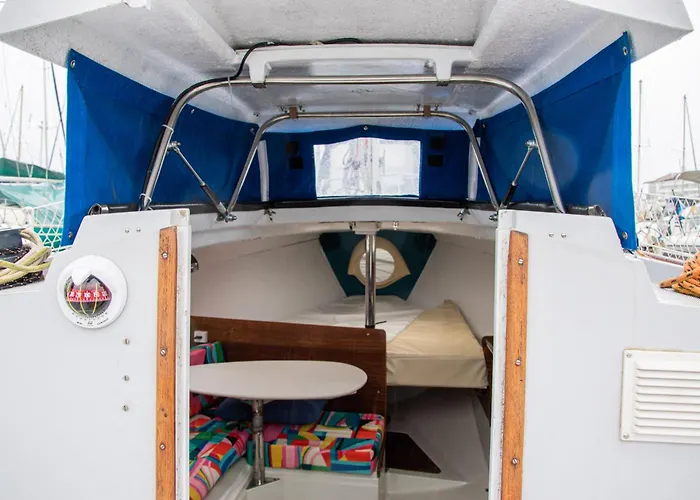 70's Tiny Boat Botel Lisbona