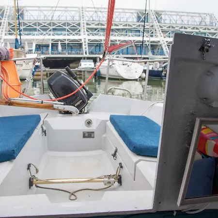 70's Tiny Boat Botel