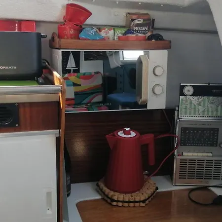 70's Tiny Boat Lissabon